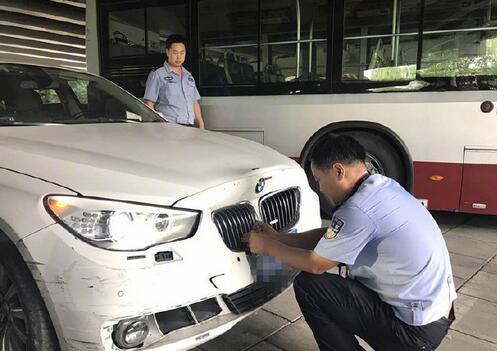 在西城区二龙路,长椿街等闹市区连续撞击了6辆汽车后逃逸