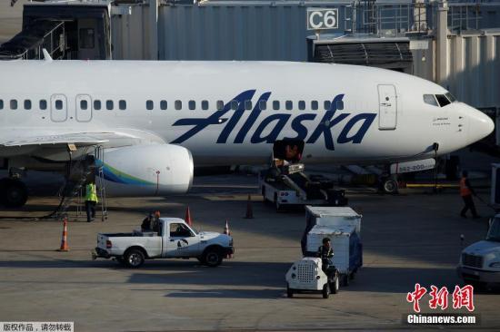 当地时间1月6日下午,美国佛罗里达劳德代尔堡国际机场发生枪击案,造成5人死亡,多人受伤。枪击案的嫌犯是一名伊战老兵,已经被警方抓获,美媒称,他可能患有精神疾病。目前发生枪击案的劳德代尔堡-好莱坞机场重新开放。 当地时间1月6日下午,美国佛罗里达劳德代尔堡国际机场发生枪击案,造成5人死亡,多人受伤。枪击案的嫌犯是一名伊战老兵,已经被警方抓获,美媒称,他可能患有精神疾病。目前发生枪击案的劳德代尔堡-好莱坞机场重新开放。