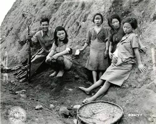 韩国慰安妇影像历经73年首度公开:被解救后接受中国军人询问 韩国慰安妇影像历经73年首度公开:被解救后接受中国军人询问