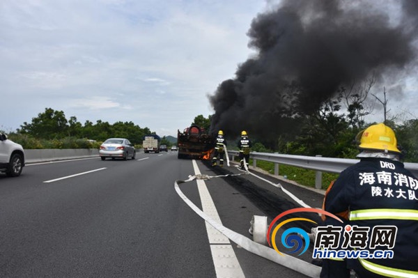 海南环岛高速上载钢筋大卡车轮胎着火 无人员伤亡