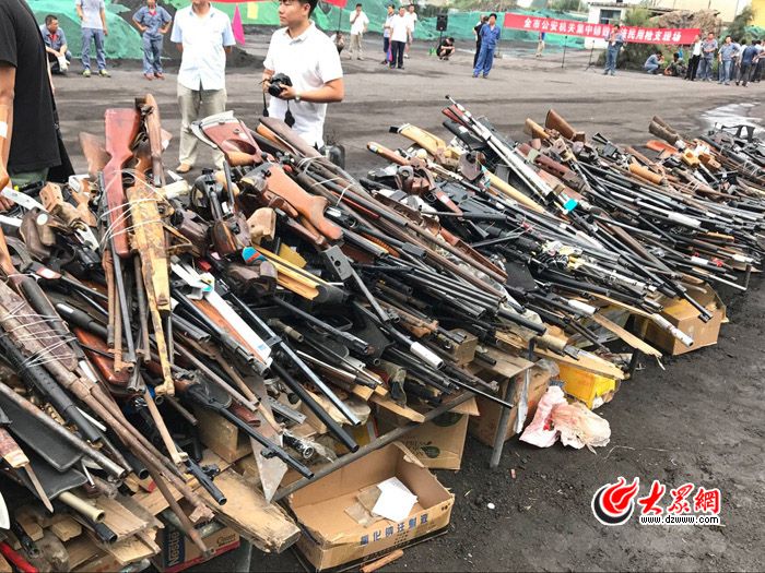 即将被销毁的非法民用枪支和管制器具