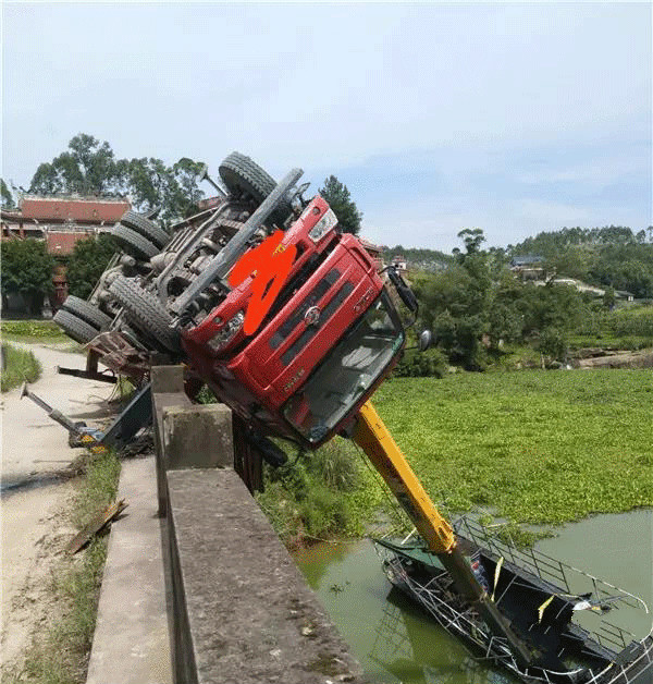 重庆一非专业吊车吊船 自己却不小心 栽 进去了