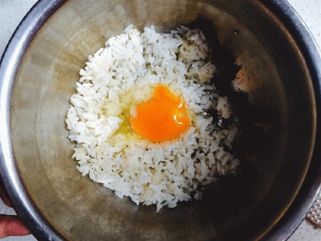 隔夜的大米只能做蛋炒饭, 不如试试这种新奇的料理方法