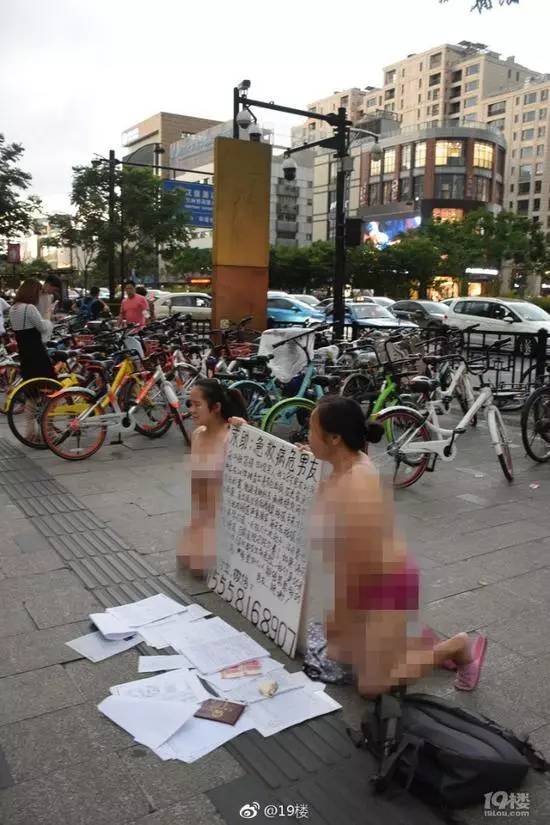 杭州地铁口两裸女举牌下跪，原因惊呆所有人！