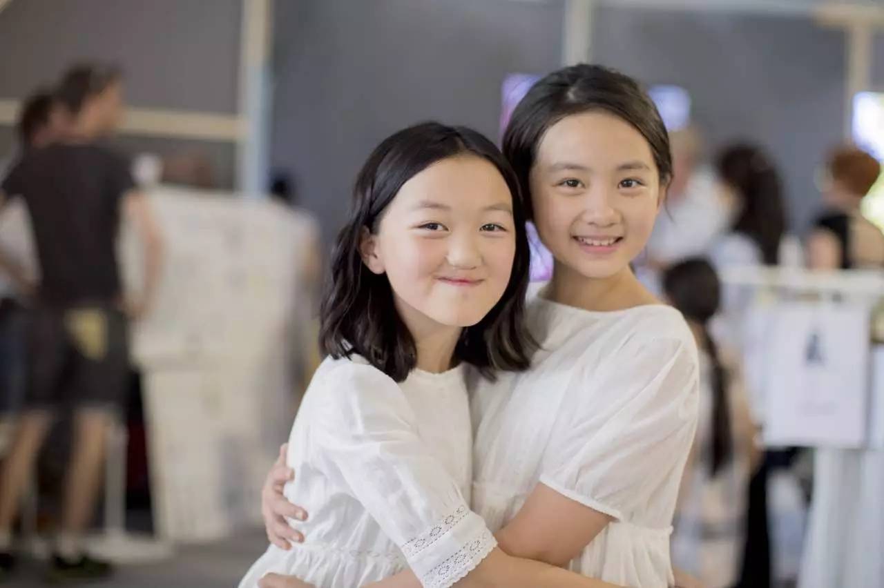 李嫣老师又出道了,这次她还爆料了亲妈王菲的小秘密…_凤凰资讯