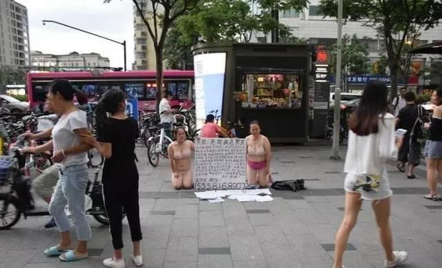 杭州地铁口两裸女举牌下跪，背后原因令人唏嘘不已