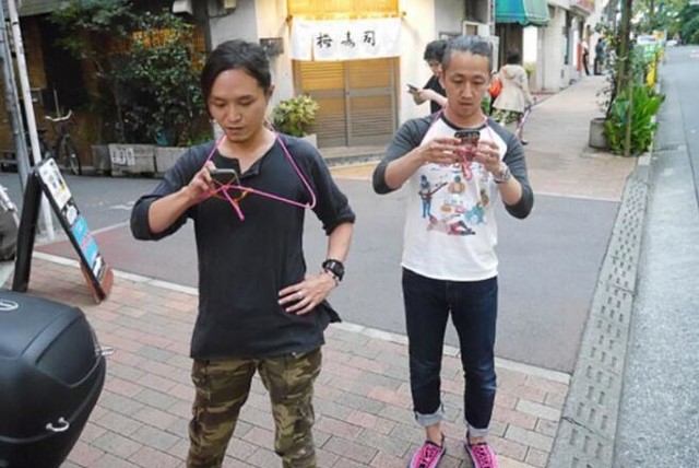 日本这一代人已废发明神器只为边走路边看手机