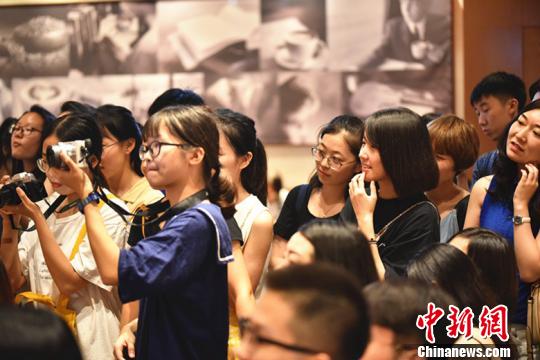 《夏日会在晚餐后》上市 旅欧作家龚林轩谈美