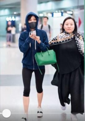 郭碧婷机场玩手机无人识、王子文戴口罩大摇大