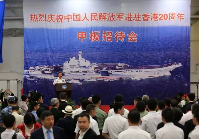 香港人登上辽宁舰,就知道他们要做这个动作!