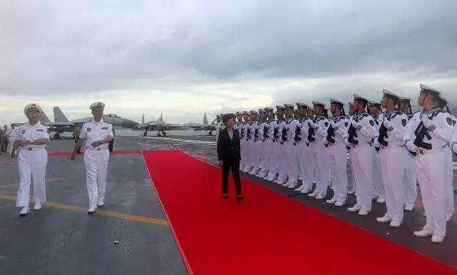 香港人登上辽宁舰,就知道他们要做这个动作!