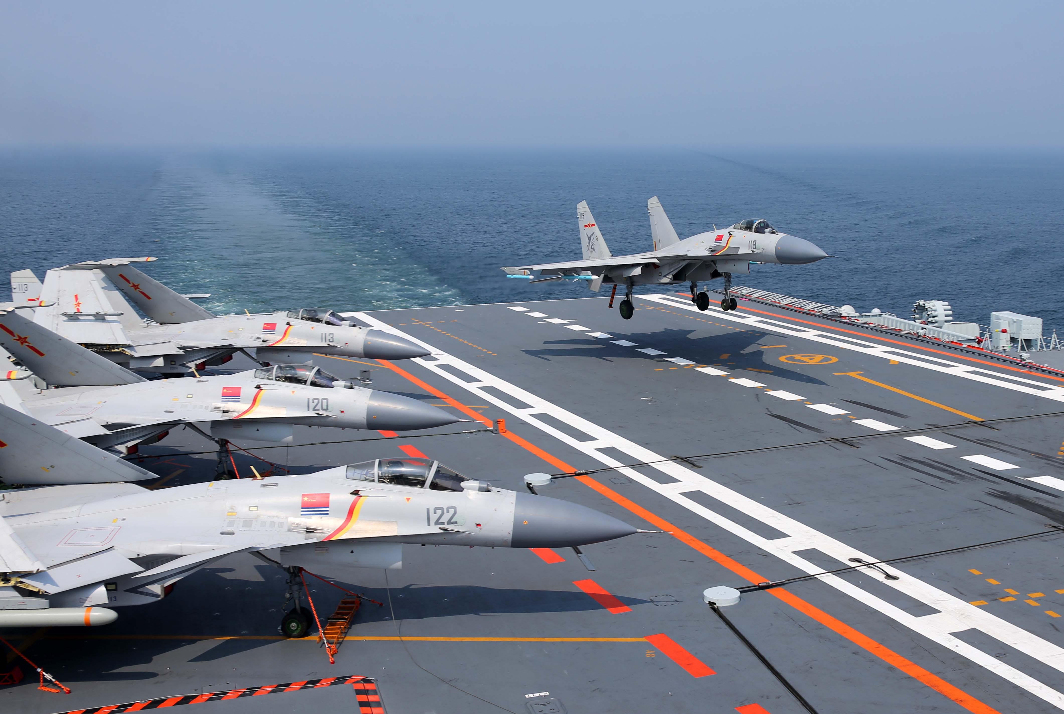 歼15双座型战机现身航母训练基地 大幅加速航母战力提升 - 海洋财富网
