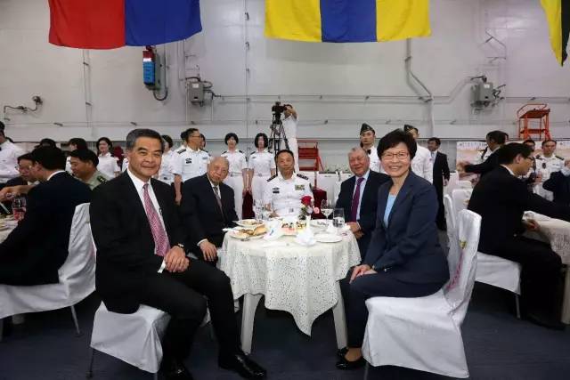 香港人登上辽宁舰,就知道他们要做这个动作!