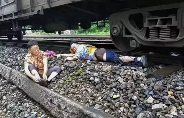 29岁小伙跳下火车救老太失去右腿 网友为值不值吵翻了天
