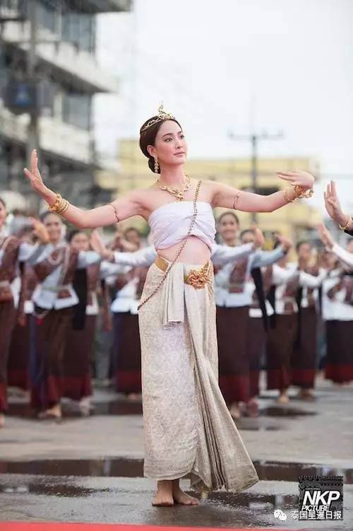 美丽壮观方五洲泰女星taew道妹为娜迦大神献舞