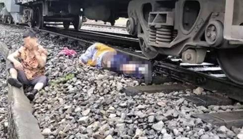29岁小伙跳火车救下68岁孤寡老人，自己失去右腿…