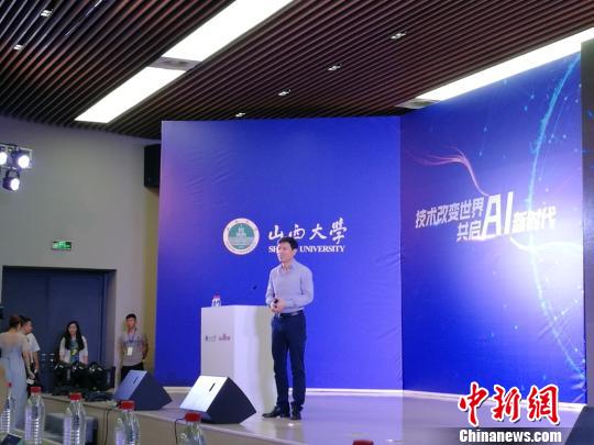 李彦宏:AI时代司机、翻译和金融分析师会被挑