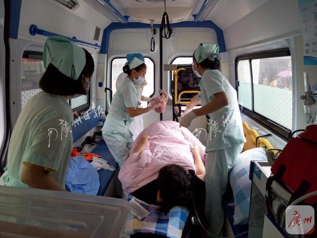 女子腹痛急救车上产子 表示不知自己怀孕 上个