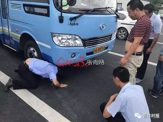 杭州女子躺在公交车底寻死，民警趴地对峙一个多小时......