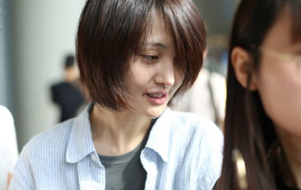 郑爽嘴角伤疤依然显目,摄影师不厚道,一张照片