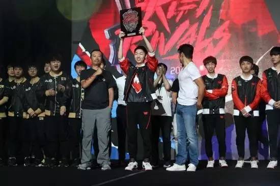 大陆电竞少年在台湾夺冠，颁奖时观众全部离场