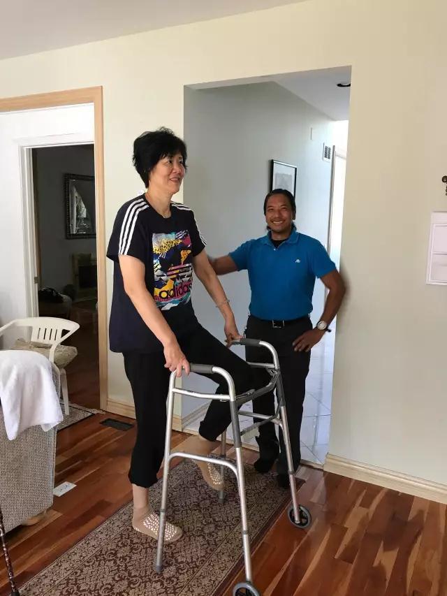 郎平开始康复训练 撑拐杖散步亲自下厨