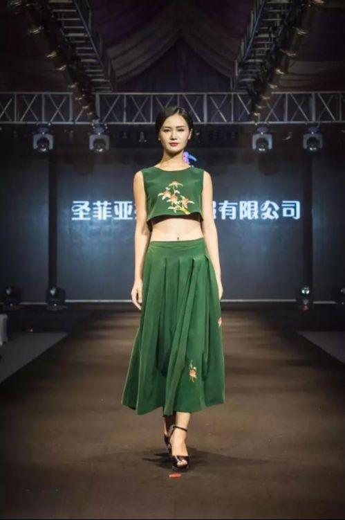 圣菲亚婚纱_圣菲亚大教堂夜景图片(2)