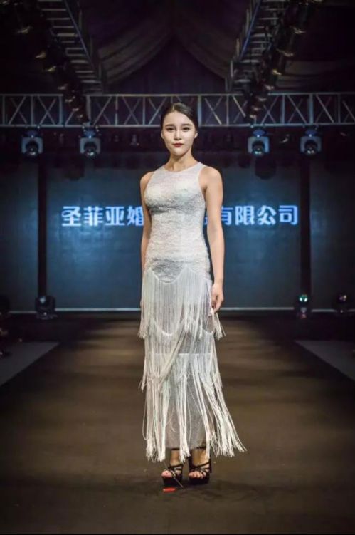圣菲亚婚纱_圣菲亚大教堂夜景图片
