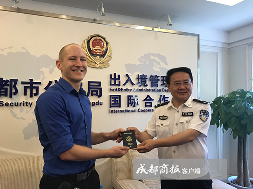 成都首发留学生创业签证 美国小伙从云成蓉漂