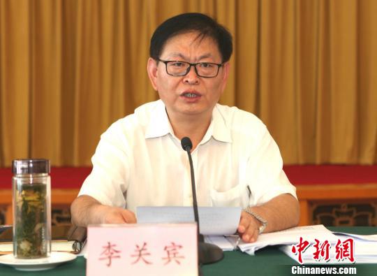 山东省工商行政管理局局长李关宾介绍相关情况。　闫栋摄