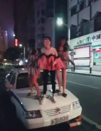 四名女子踩警车上“尬舞”拍视频，随后被警察“团灭”