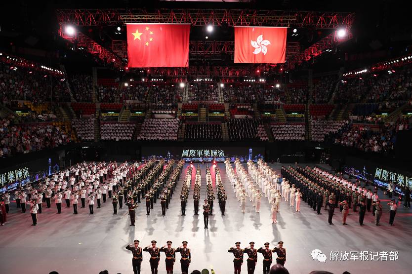 帅气！解放军仪仗队女兵首次亮相香港国际军乐汇演