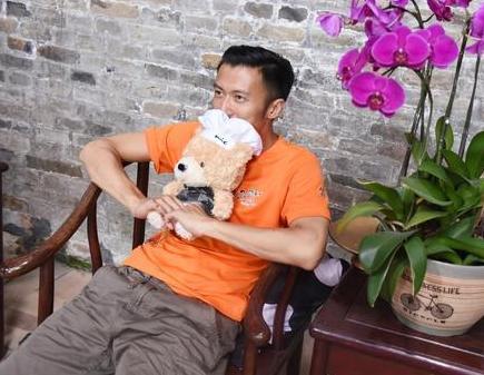 两个人的秘密,谢霆锋对王菲的宠爱藏在随身背