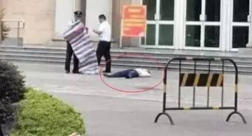 华南师范大学一女生坠楼 两位路过学生险被砸中