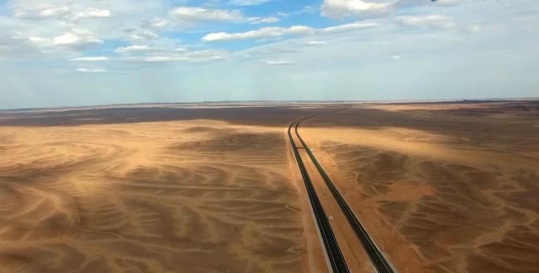 穿越500公里无人区,中国世界最长沙漠高速公路