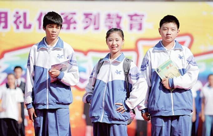 韩国学生表示羡慕中国校服，但我觉得这取决于脸 | 沸话