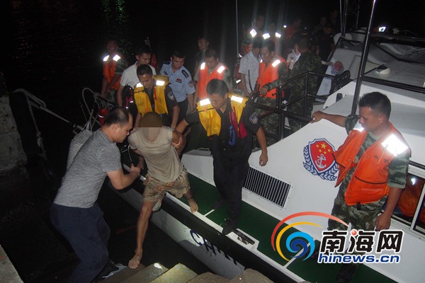 三亚：男子砍伤保安跳海逃跑 海警出摩托艇搜索将其抓获
