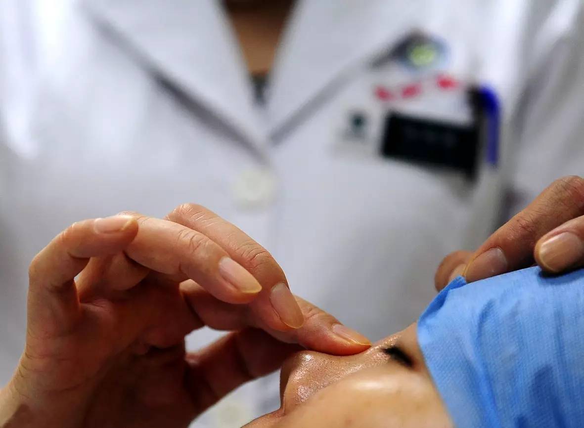 一针赚数百,三日就出师:这样的医美,年轻姑娘们