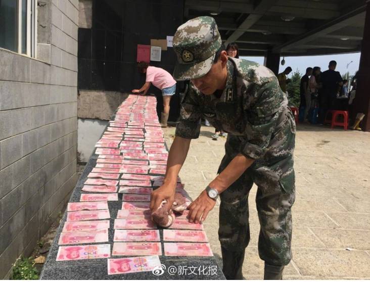 【三分钟法治新闻全知道】泰国毒贩逼两鸡吞1400粒冰毒，当地警方令其向鸡道歉！
