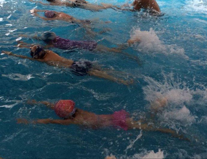 8岁女童游泳馆学游泳 下水十几秒就溺亡 管理