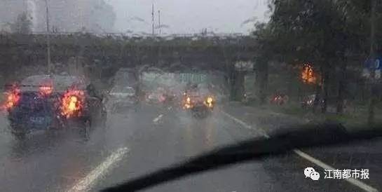交警：暴雨天开双闪灯的人 , 根本就不懂开车！