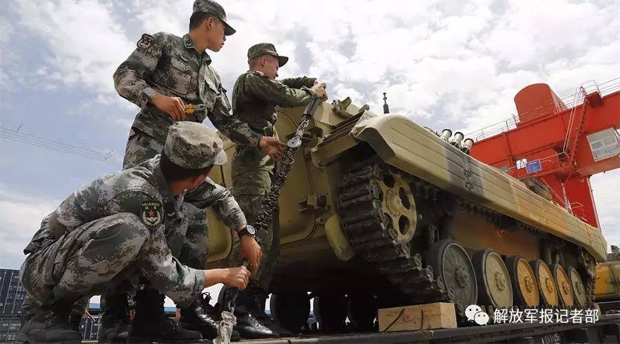 国际军事比赛:外军参赛武器装备运抵库尔勒赛区