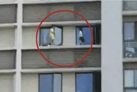 俩熊孩子11楼爬到窗户外闲逛，视频分分钟吓死大人…