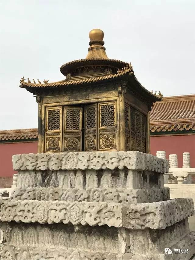 皇帝的家装理念:为什么故宫乾清宫的门口要放两个金亭子呢?__凤凰网