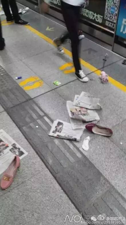 网友拍图中,现场有不少乘客慌乱中丢失的鞋子.