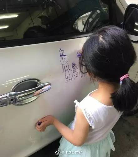 5岁女儿在爸爸的新车上画画，爸爸看后这么说...太有爱啦~