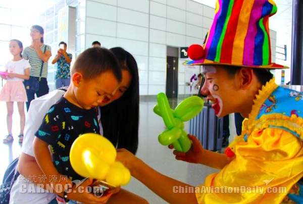 图片 暑运高峰 郑州机场儿童乘机乐翻天