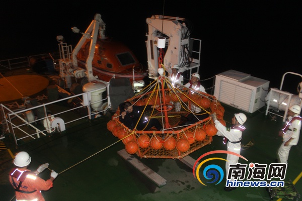 海口救助基地紧急救助香港货船一名重病船员