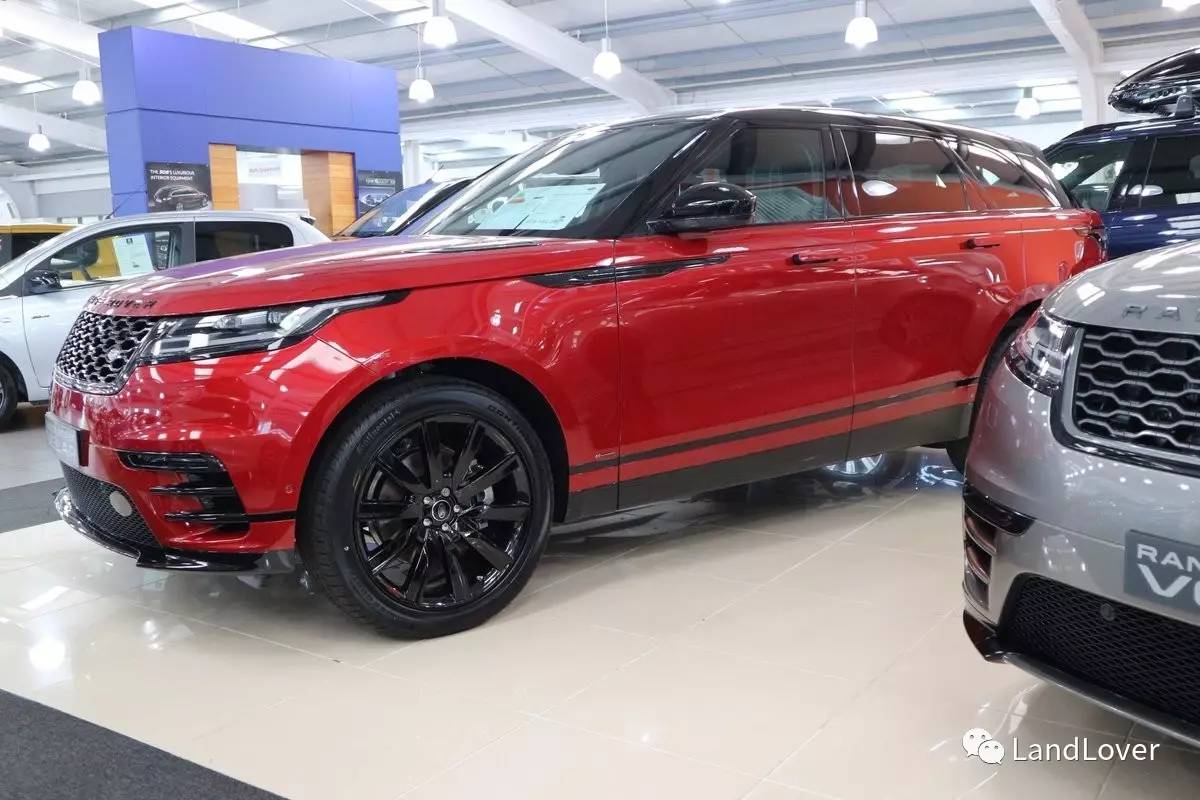 近日,中国红红色金属漆车身的路虎全新揽胜星脉velar 洞悉海外捷豹