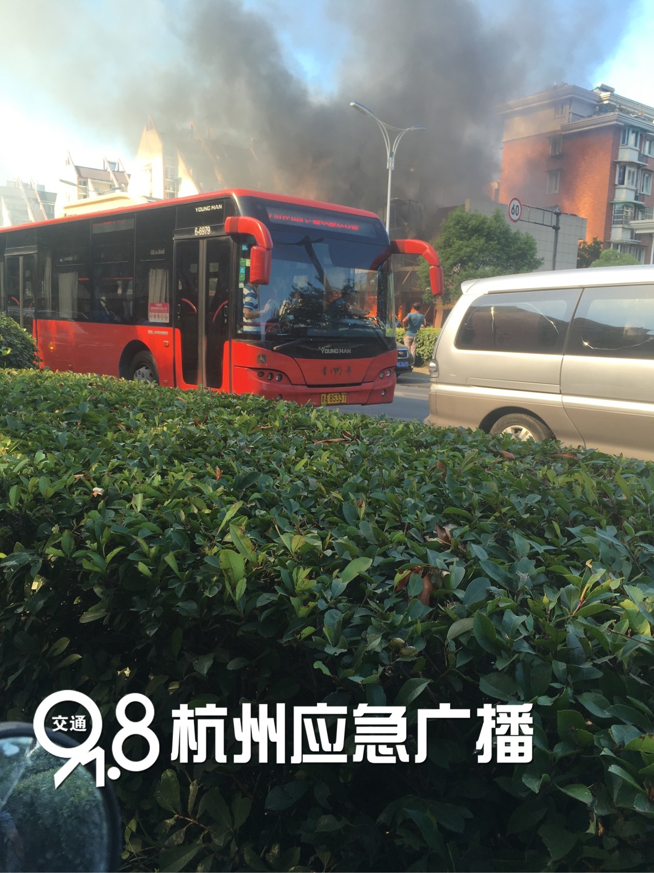 突发！杭州古墩路灯彩街口一店面发生煤气爆炸！之后二次爆炸！现场多人受伤...